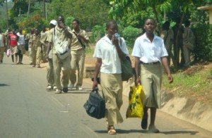 Article : La rentr&eacute;e scolaire 2012-2013/ surveillez les tenues scolaires des &eacute;l&egrave;ves, chers parents.