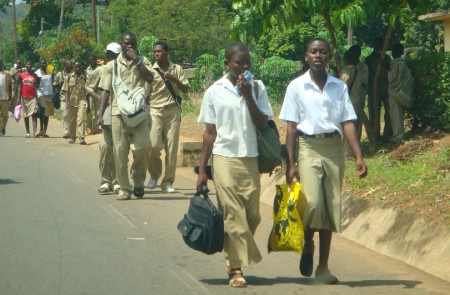 Article : La rentr&eacute;e scolaire 2012-2013/ surveillez les tenues scolaires des &eacute;l&egrave;ves, chers parents.